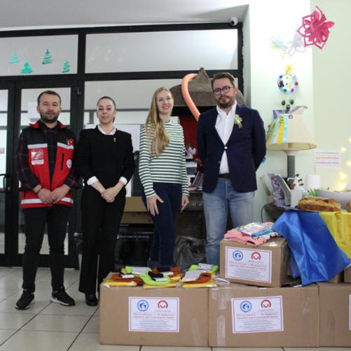 Zdjęcie grupowe z paczkami z darami