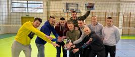 Drużyna KP PSP w Kołobrzegu trzyma w rękach puchar i cieszy się ze zdobycia 2 miejsca
