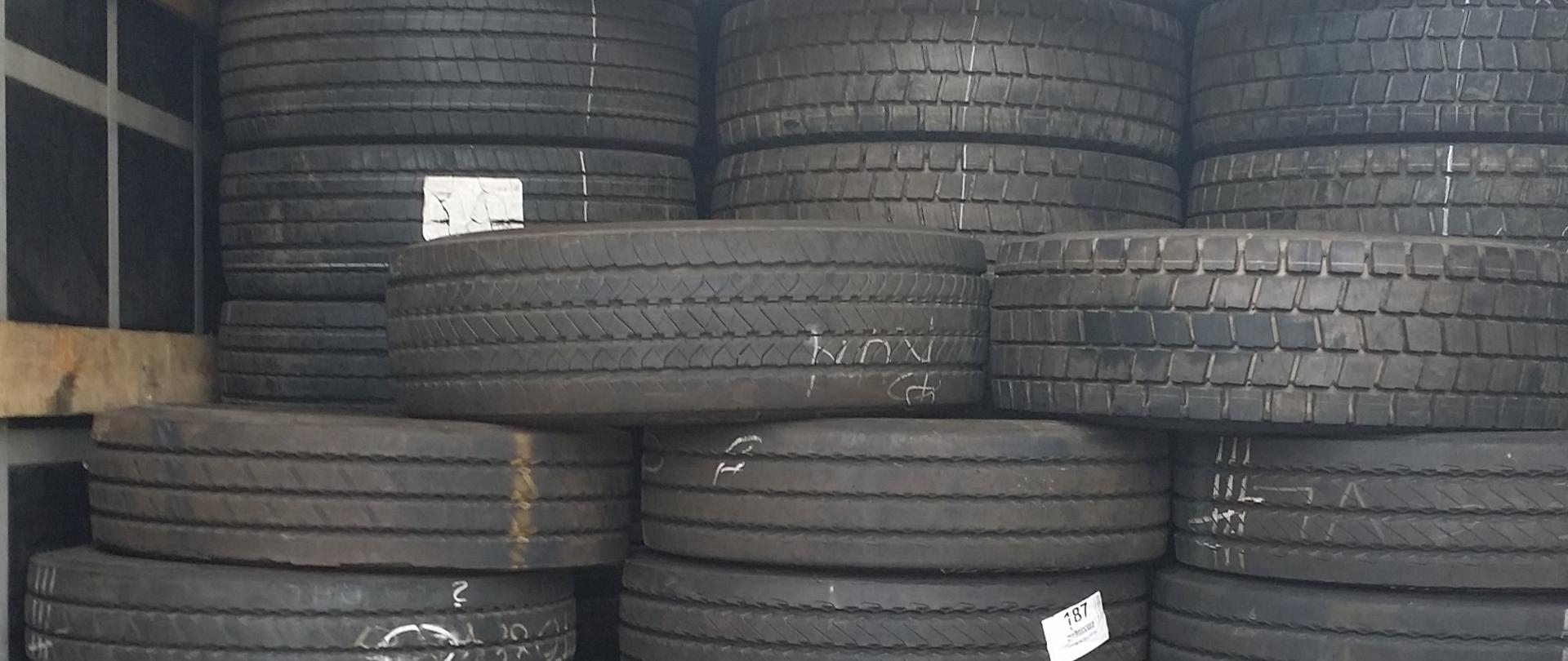 Opony ustawione w kolumny na ciężarówce