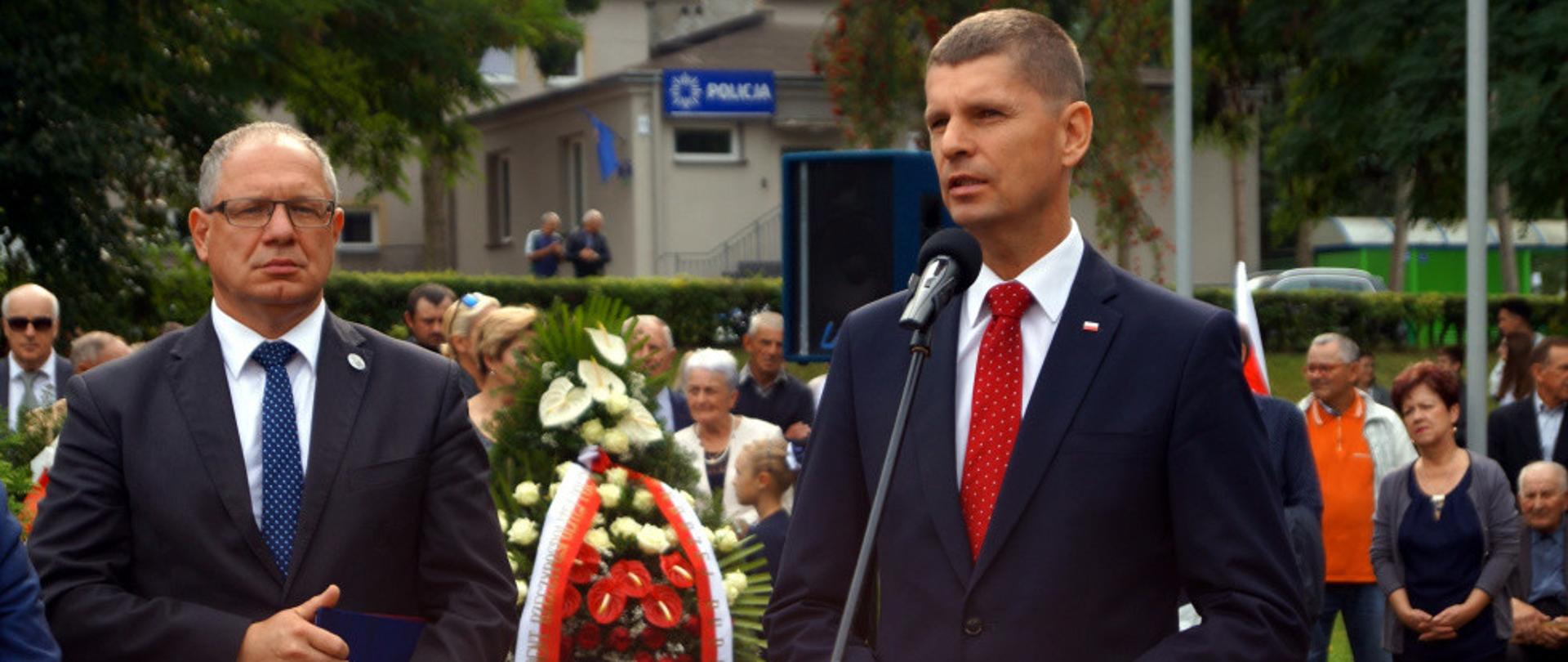 W niedzielę, 8 września br. Minister Edukacji Narodowej Dariusz Piontkowski wziął udział w uroczystościach 80. rocznicy walk pod Wizną z września 1939 r. 