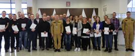 Grupowe zdjęcie uczestników szkolenia (28 osób) w towarzystwie Zastępcy Komendanta Centralnej Szkoły PSP oraz funkcjonariusza CS PSP