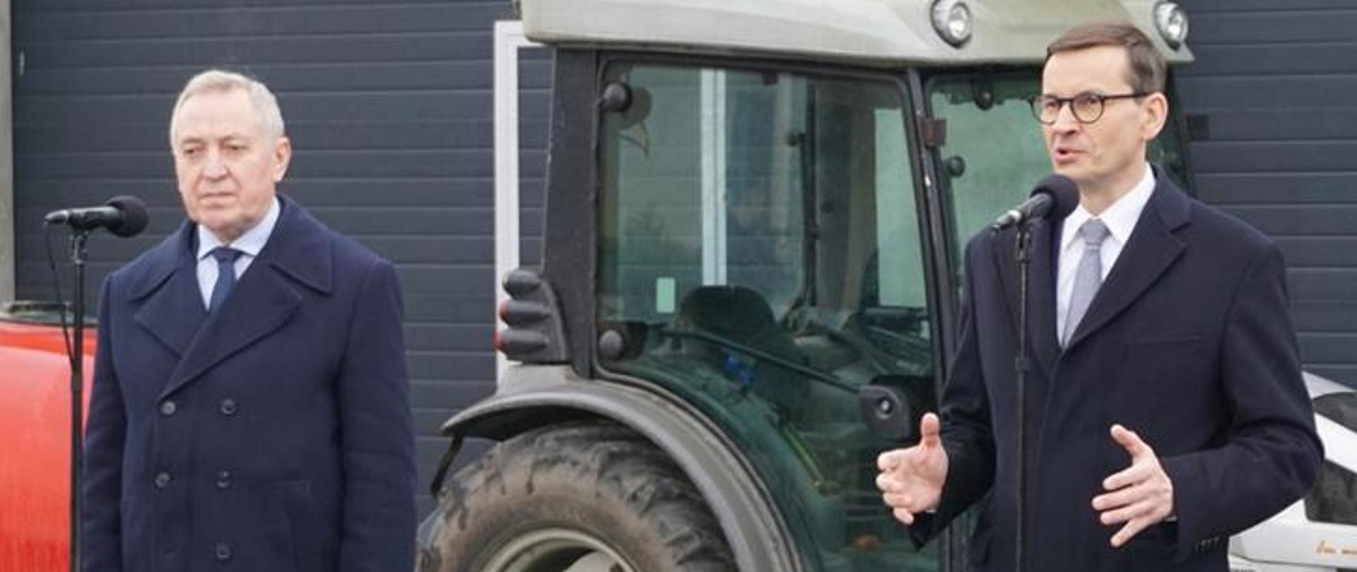 Dwóch mężczyzn stojących przed mikrofonami