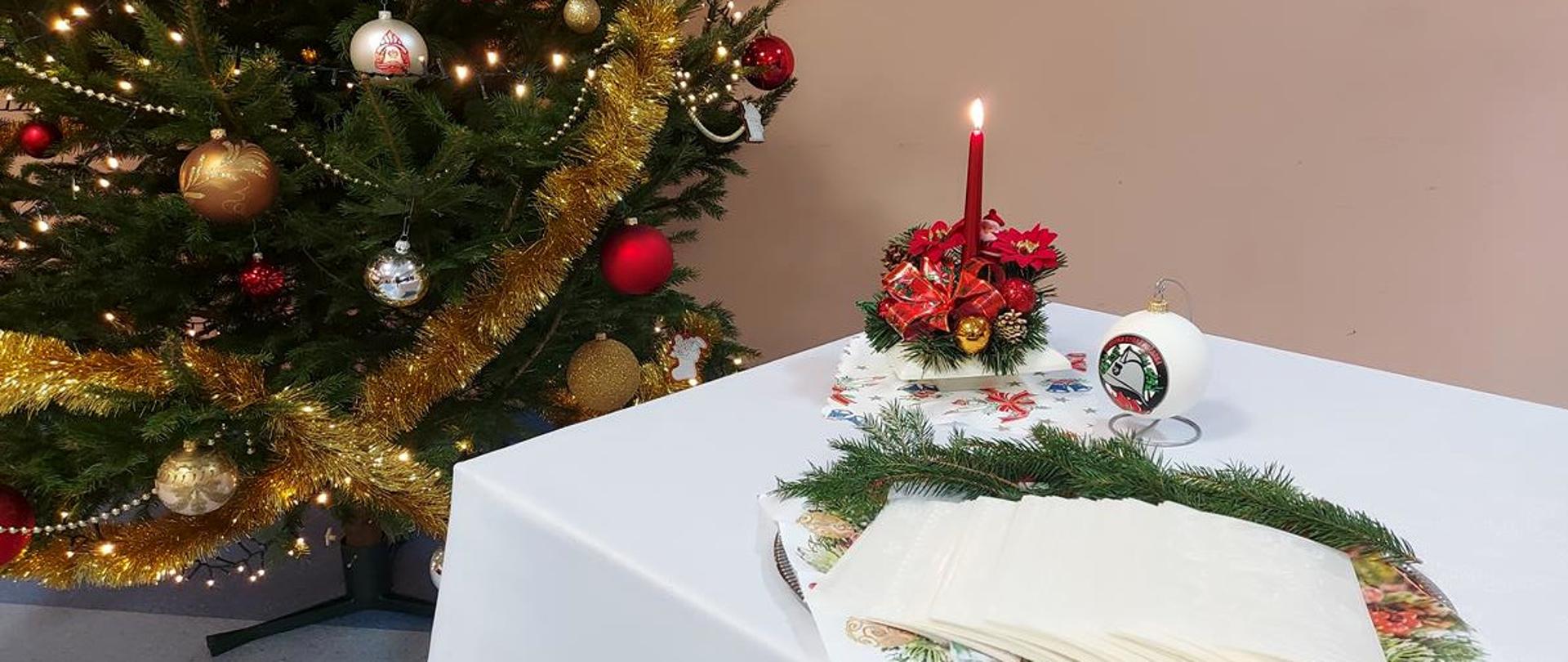 Na zdjęciu bombka oraz choinka w KP PSP Otwock