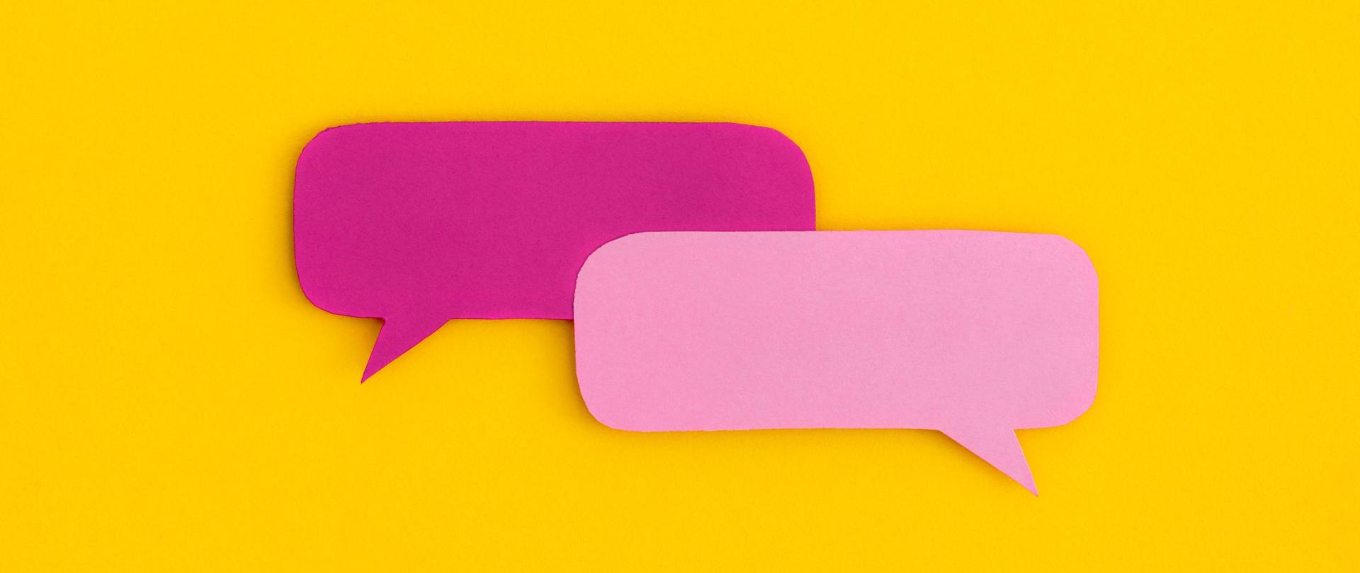 Na grafice dwie komiksowe, różowe, puste "chmurki" na żółtym tle. 