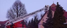 Strażacy usuwają uszkodzenia na dachu przedszkola