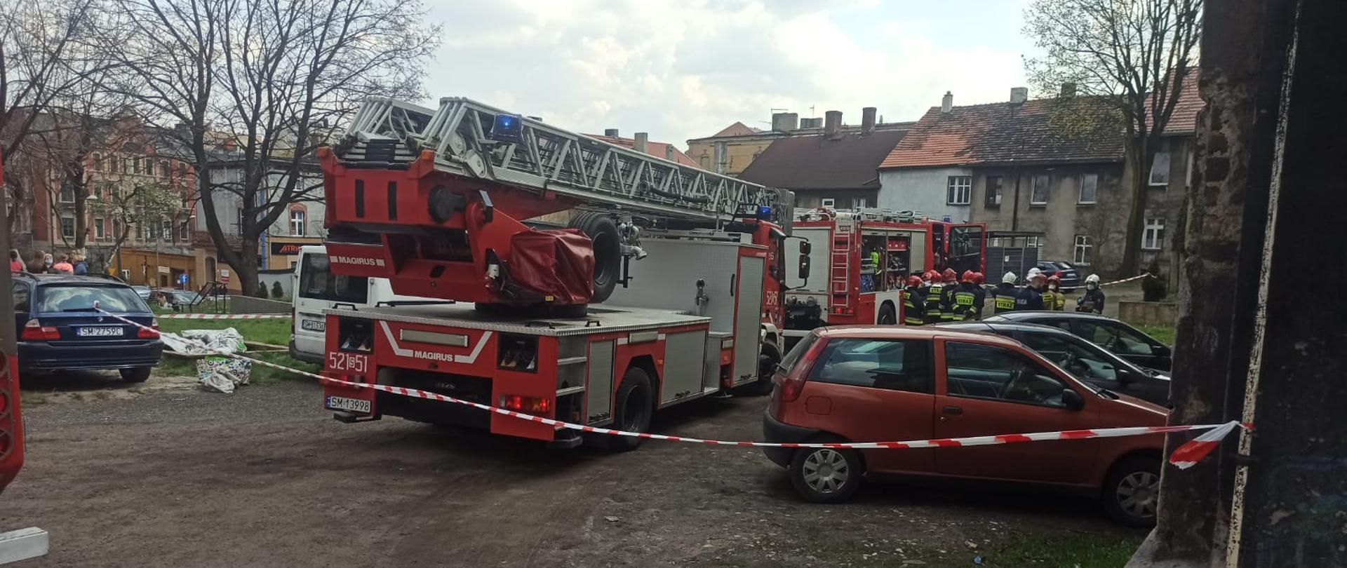 Zastępy_przed_budynkiem_w_którym_wybuch_pozar