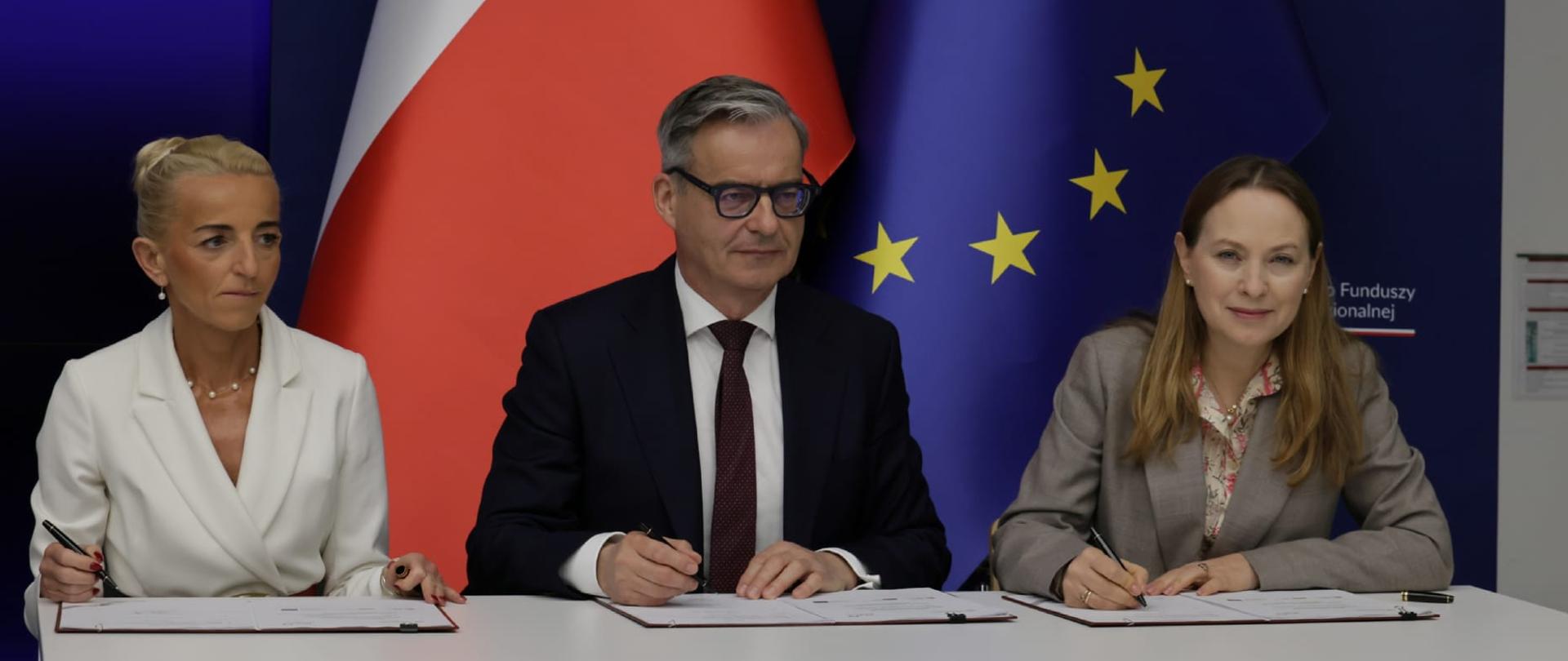 Na zdjęciu minister funduszy i polityki regionalnej Katarzyna Pełczyńska-Nałęcz w towarzystwie innych uczestników spotkania