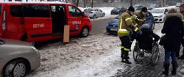 #SzczepimySię. Strażacy z Siemianowic Śląskich pomagają w transporcie osób do punktów szczepień.
