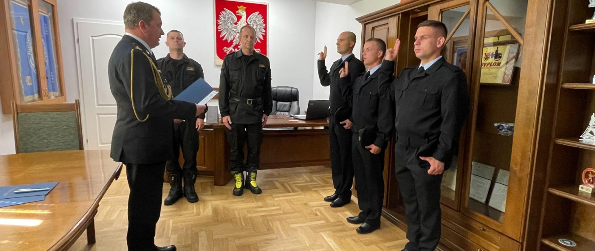 Ślubowanie nowo przyjętych do służby strażaków
