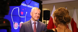 Minister Marek Zagórski udziela wypowiedzi dla mediów.