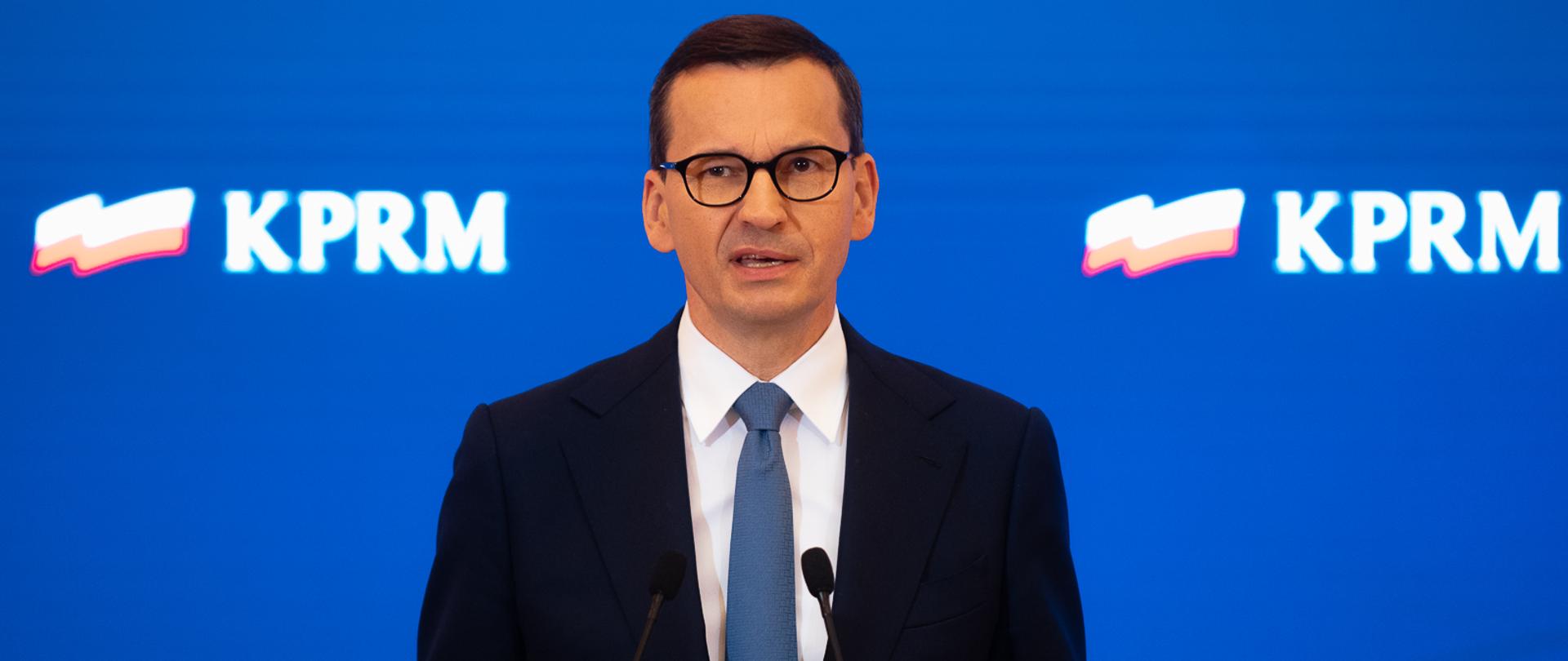 Premier Mateusz Morawiecki podczas konferencji prasowej.