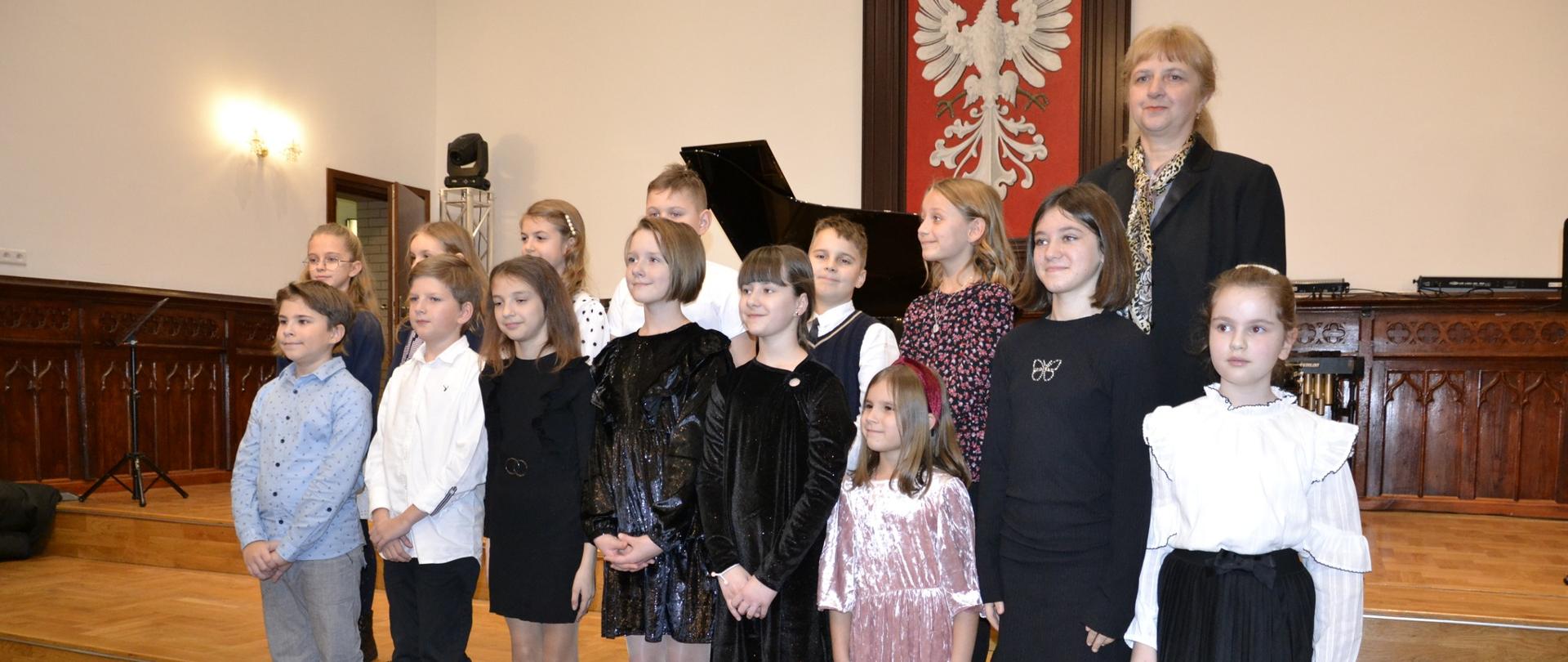 uczniowie klasy IIB cyklu 6-cio letniego PSM I stopnia w Sali Królewskiej podczas koncertu klasowego