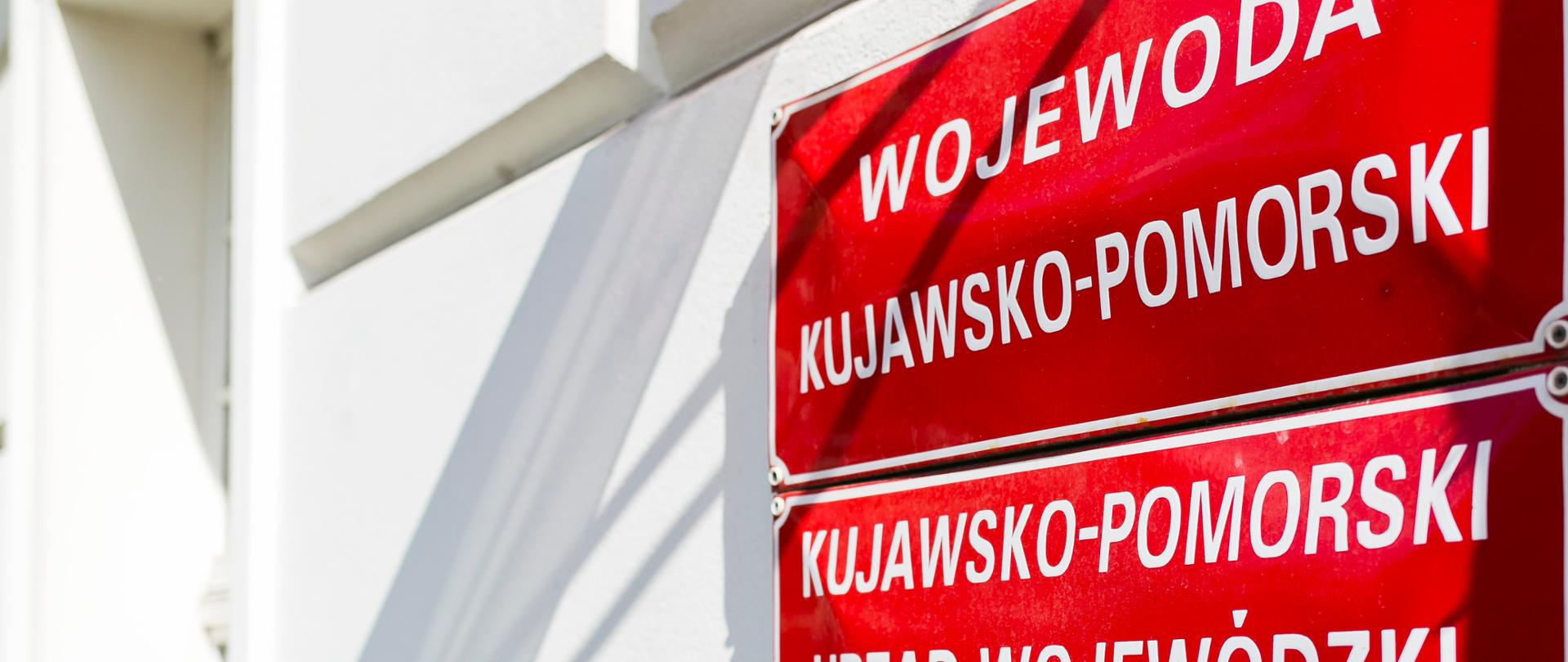 Tablice na ścianie budynku z napisami "Wojewoda Kujawsko-Pomorski" oraz "Kujawsko-Pomorski Urząd Wojewódzki w Bydgoszczy"