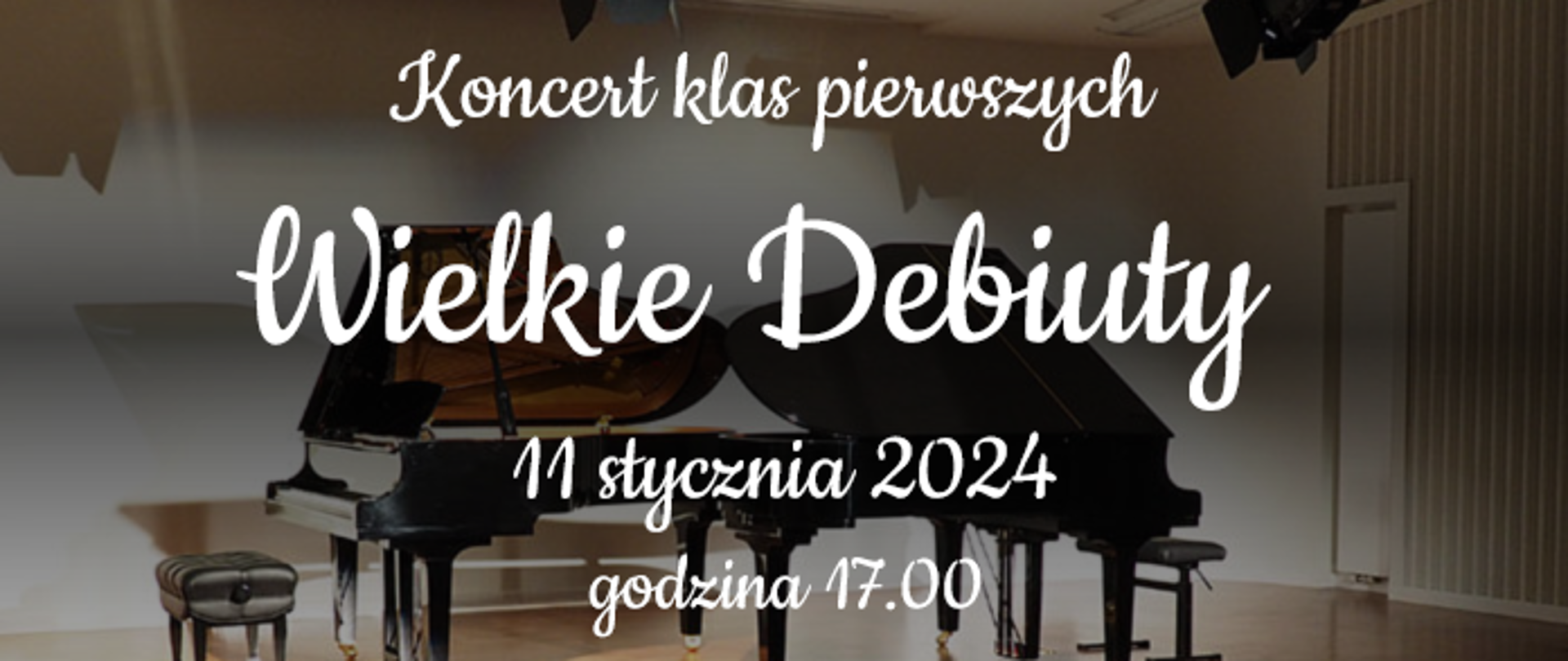 biały napis na tle dwóch fortepianów stojących na scenie