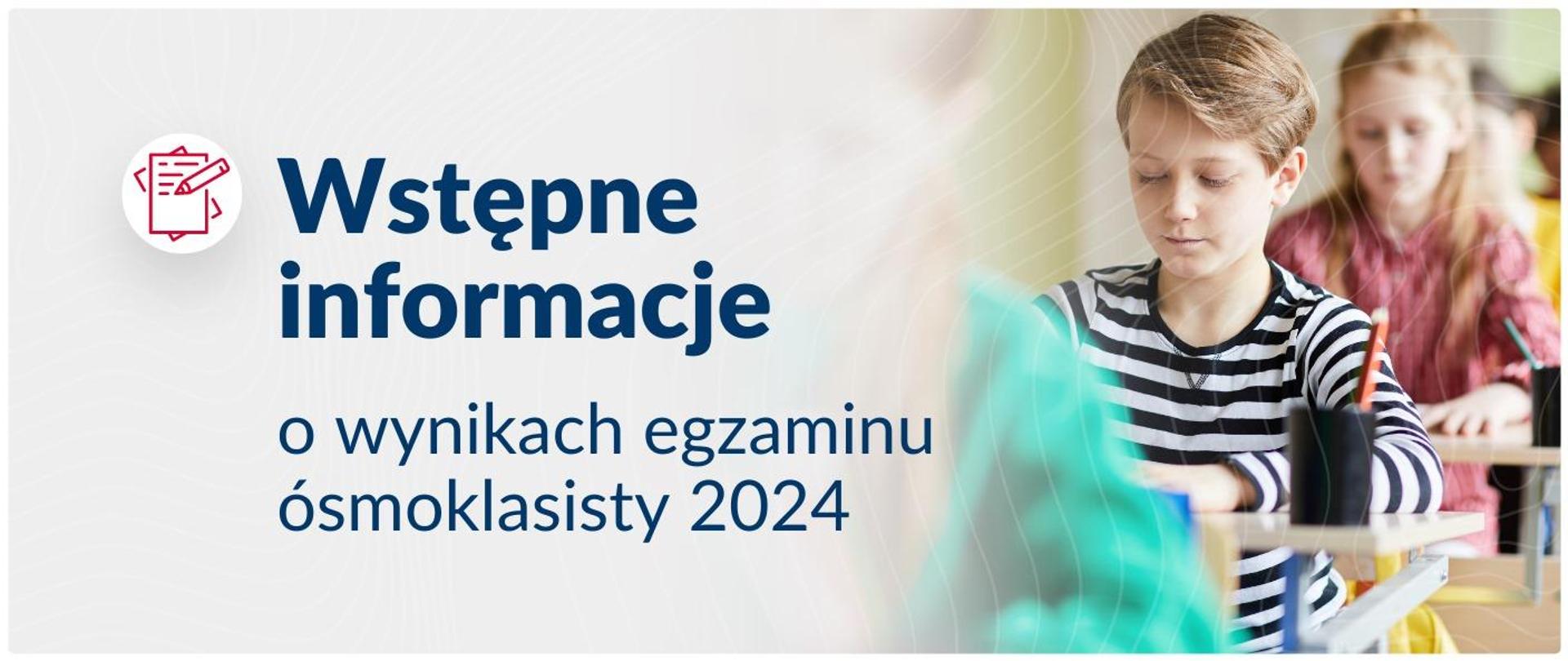 plansza przedstawia z lewej strony napis granatowy na szarym tle Prezentujemy wstępne wyniki egzaminu ósmoklasisty 2024, z prawej strony widoczne dzieci, które coś piszą przy ławce szkolnej