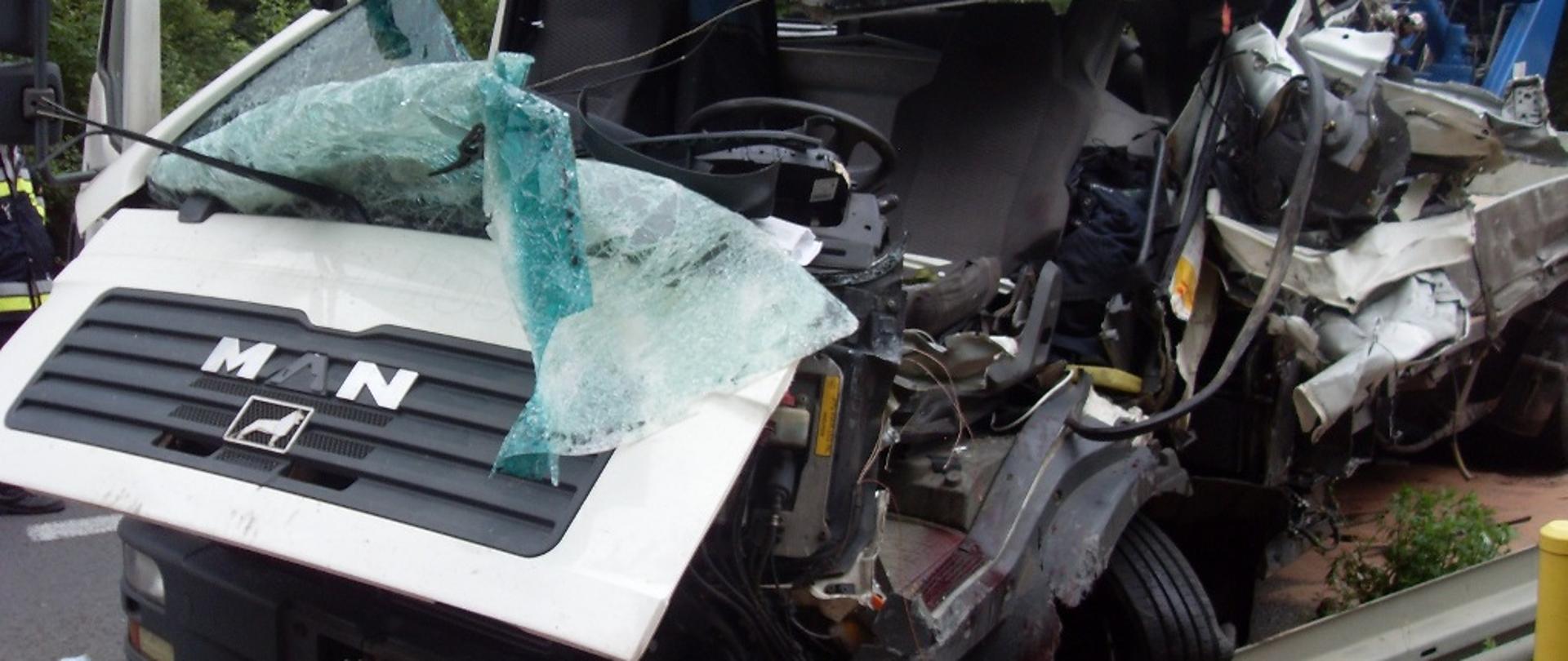 Na zdjęciu zniszczona kabina samochodu ciężarowego typu dźwig ciesielsko-dekarski, uczestniczącego w wypadku 