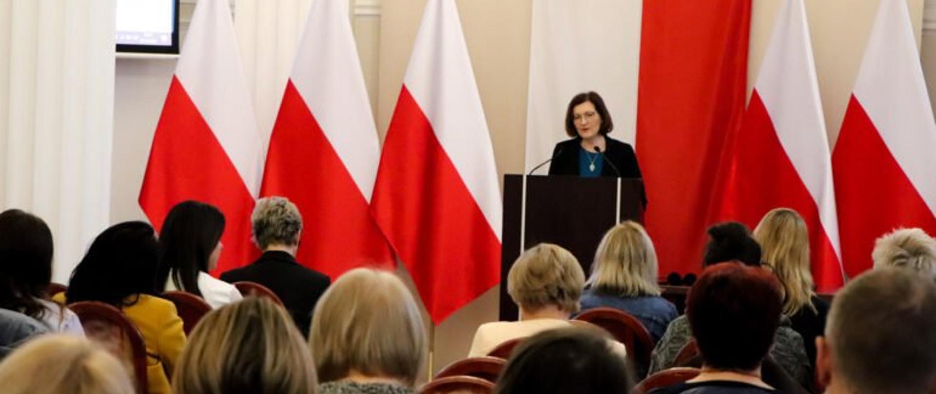 Wojewoda podkarpacki Ewa Leniart podczas konferencji z cyklu „Rodzina w centrum uwagi”