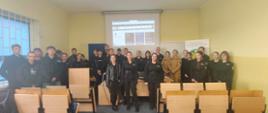 Zdjęcie przedstawia uczniów i funkcjonariuszki KP PSP w Kole podczas prelekcji na temat propagowania zawodu oficera w PSP