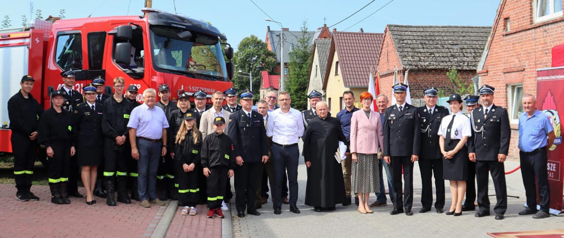 Przekazanie nowego samochodu ratowniczo-gaśniczego dla Ochotniczej Straży Pożarnej w Ołoboku.