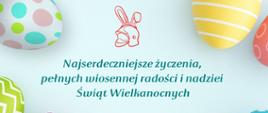 Kolorowa kartka wielkanocna z ozdobnymi pisankami na pastelowym tle. Pośrodku znajduje się życzenia: ‘Najserdeczniejsze życzenia, pełnych wiosennej radości i nadziei Świąt Wielkanocnych’. Pod spodem podpis: ‘składa Komendant Powiatowy Państwowej Straży Pożarnej w Chojnicach bryg. Henryk Koźlewicz wraz z funkcjonariuszami oraz pracownikami cywilnymi Komendy Powiatowej PSP w Chojnicach’. Na górze rysunek hełmu strażackiego z króliczymi uszami