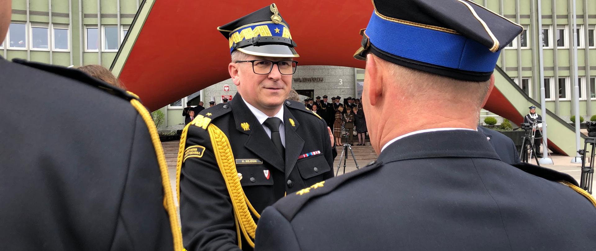 Zastępca Komendanta Głównego PSP podczas wręczenia promes strażakom PSP z woj. świętokrzyskiego. 