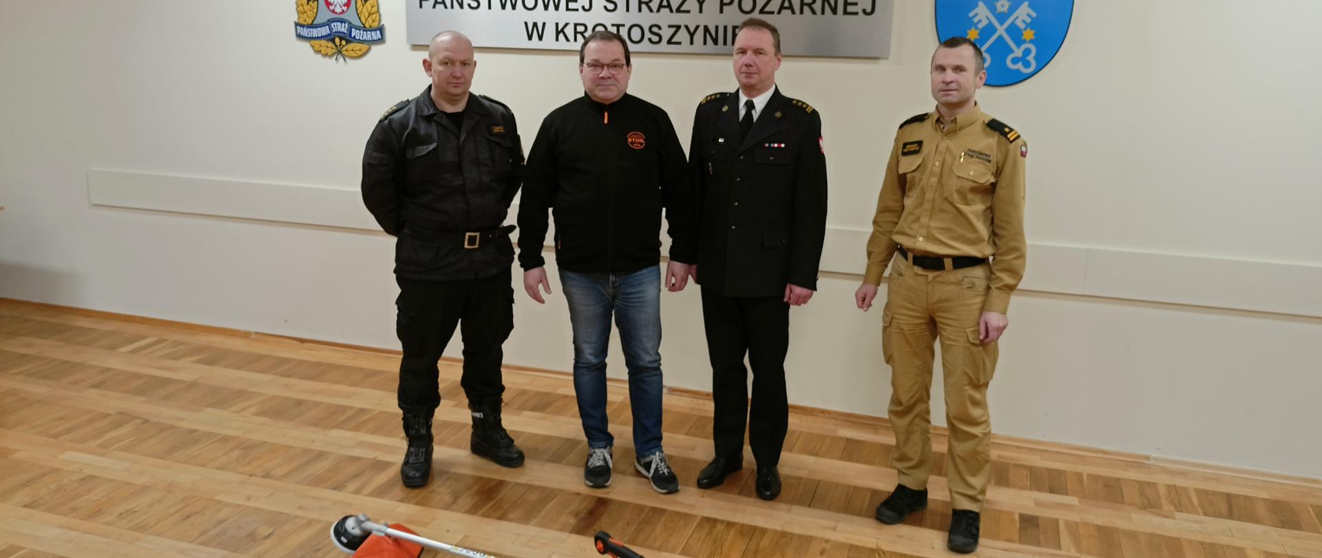 Na zdjęciu Komendant Powiatowy PSP w Krotoszynie wraz z Zastępcą Komendanta Powiatowego PSP w Krotoszynie i Dowódcą Jednostki Ratowniczo-Gaśniczej w Krotoszynie oraz lokalny przedsiębiorca podczas przekazania sprzętu mechanicznego do pielęgnacji zieleni.