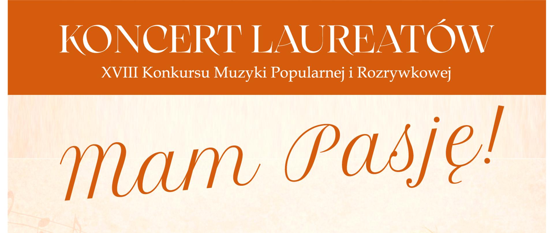 Plakat utrzymany w ciepłej, eleganckiej kolorystyce beżowo-kremowej z wyraźnymi akcentami pomarańczowo-rdzawymi. Tło ma delikatną fakturę przypominającą papier lub płótno, z subtelnym gradientem od jasnego kremu u góry do cieplejszego beżu na dole. Przez środek plakatu przebiega szeroki, poziomy pas w intensywnym kolorze pomarańczowo-rdzawym.
W górnej części, na jasnym tle, znajduje się tekst w kolorze ciemnoszarym:
„Fundacja Skala Pasji oraz Państwowa Szkoła Muzyczna I stopnia im. Z. Noskowskiego w Krzeszowicach serdecznie zapraszają”
Po prawej stronie tej linii umieszczone są dwa logotypy:
– logo „Skala Pasji Fundacja” w kolorze złotym (stylizowany klucz wiolinowy oraz napis),
– logo Państwowej Szkoły Muzycznej (granatowy kwadrat z kolorowymi pionowymi paskami i nutą).
Centralnie, na pomarańczowym pasie, dużym białym, eleganckim krojem pisma (szeryfowym) widnieje napis:
„KONCERT LAUREATÓW”
Pod nim, mniejszym białym tekstem:
„XVIII Konkursu Muzyki Popularnej i Rozrywkowej”
Poniżej, na jasnym tle, bardzo duży, dekoracyjny napis w kolorze pomarańczowym (styl pisma odręczny, kursywa):
„mam Pasję!”
W tle, za tym napisem, widoczny jest bardzo subtelny, półprzezroczysty motyw nutowy (pięciolinia z nutami), biegnący ukośnie przez środkową część plakatu.
Po lewej stronie, poniżej napisu głównego, znajduje się tekst w kolorze ciemnoszarym:
„Podczas koncertu odbędzie się uroczyste wręczenie nagród.”
Niżej, wyraźnie wyróżnione dużym, pogrubionym fontem w kolorze pomarańczowym:
„8 MAJA 2026 ROKU
GODZINA 18:00”
W dolnej części, w kolorze ciemnoszarym:
„Aula Państwowej Szkoły Muzycznej w Krzeszowicach, ul. Ogrodowa 7”
Po prawej stronie plakatu znajduje się fotografia chłopca (dziecko, około 7–10 lat) grającego na skrzypcach. Chłopiec ma jasną karnację, krótkie jasnobrązowe włosy i ubrany jest w białą koszulę z podwiniętymi rękawami. Trzyma skrzypce pod brodą i smyczek w prawej ręce. Jego wyraz twarzy jest spokojny i skupiony, z lekkim uśmiechem. Tło zdjęcia utrzymane jest w ciepłych, złoto-pomarańczowych tonach, przypominających zachód słońca lub jesienne światło.
Na samym dole plakatu znajduje się pasek z logotypami sponsorów i patronów, na jasnym tle. Wśród nich widoczne są m.in.:
– logo „Małopolska” (kolorowe litery),
– herb powiatu krakowskiego,
– herb gminy Krzeszowice,
– logo „Kopalnie Porfiru i Diabazu”,
– logo „Głos Seniora”,
– logo „Krzeszowicki Magazyn”.
Nad logotypami drobnym tekstem widnieje informacja:
„Wydarzenie jest realizowane przy wsparciu finansowym Województwa Małopolskiego, Powiatu Krakowskiego, Gminy Krzeszowice”
Całość plakatu utrzymana jest w spójnej, eleganckiej stylistyce łączącej klasykę z nowoczesnością, z dominacją ciepłych barw i motywów muzycznych.