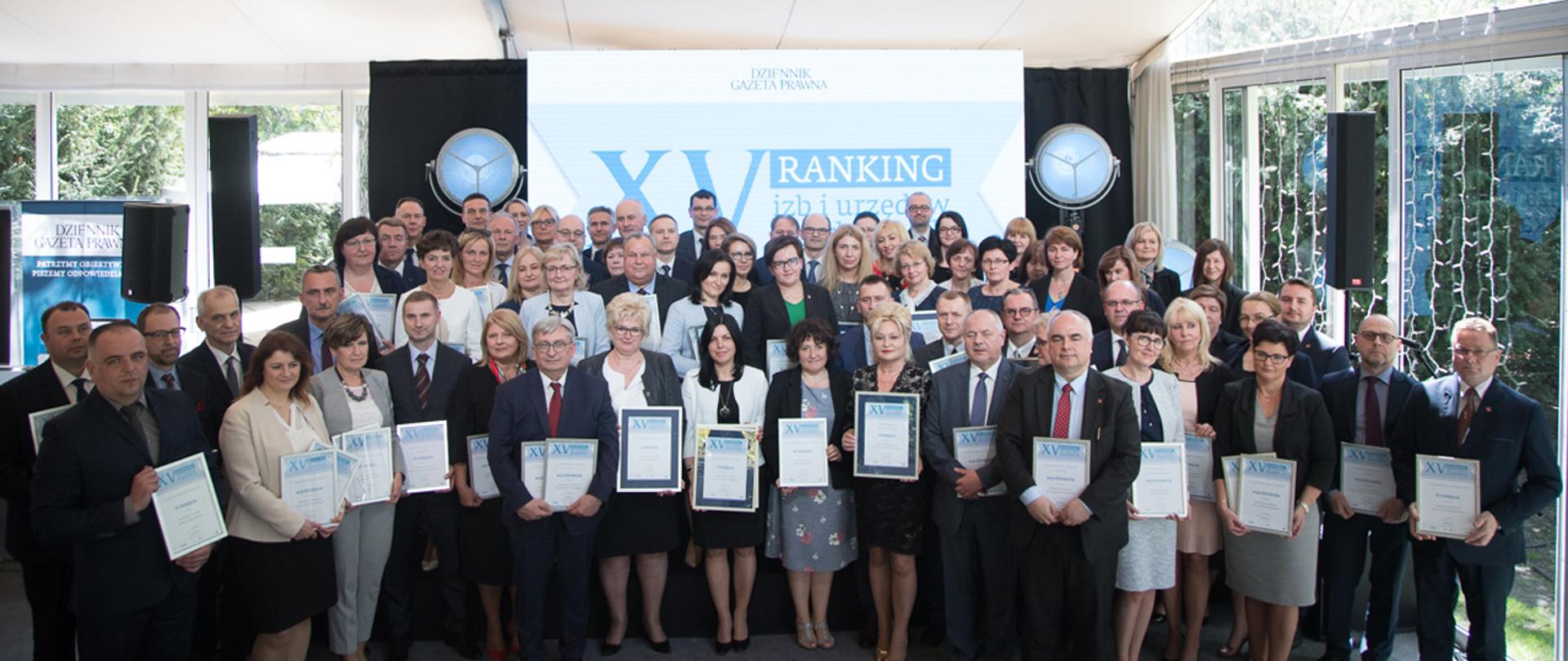 Zdjęcie zbiorowe laureatów gali XV Ranking Urzędów Skarbowych i Izb Administracji Skarbowej Dziennika Gazety Prawnej