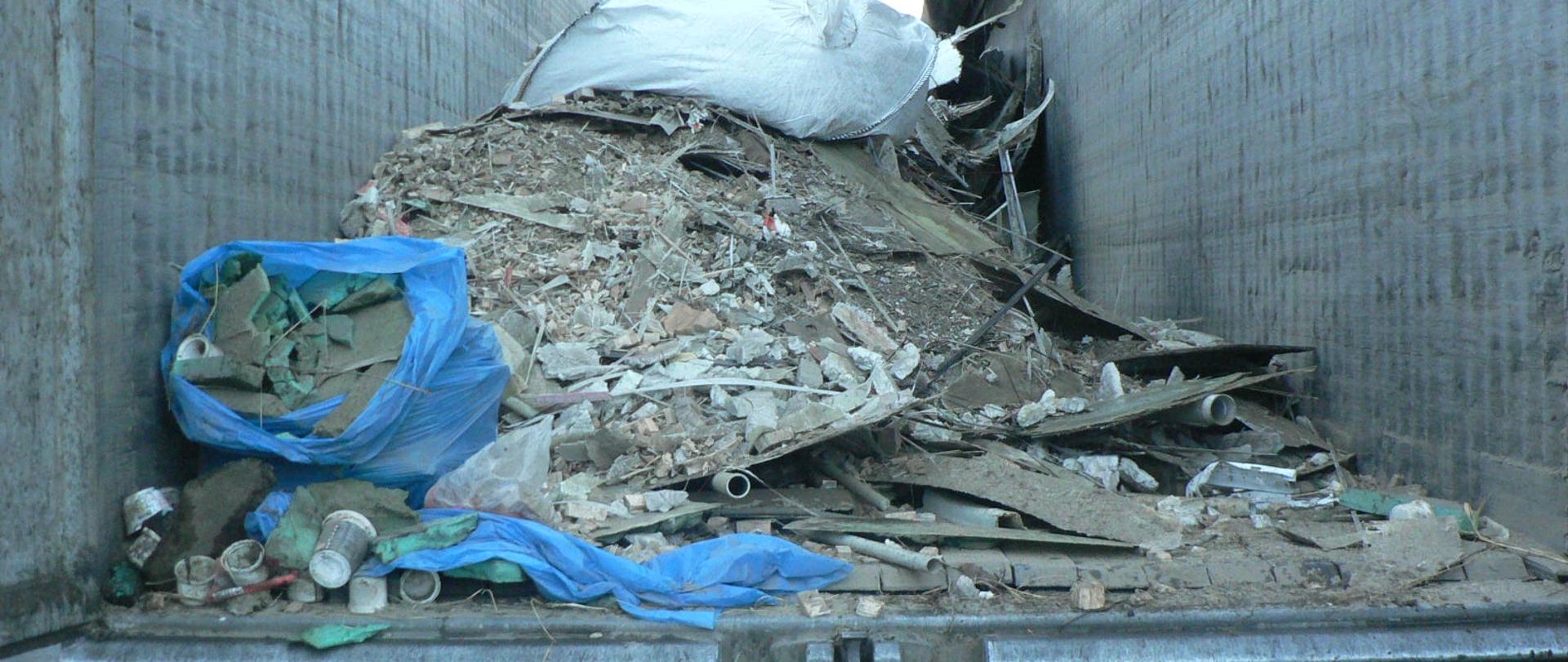 Przyczepa z odpadami 