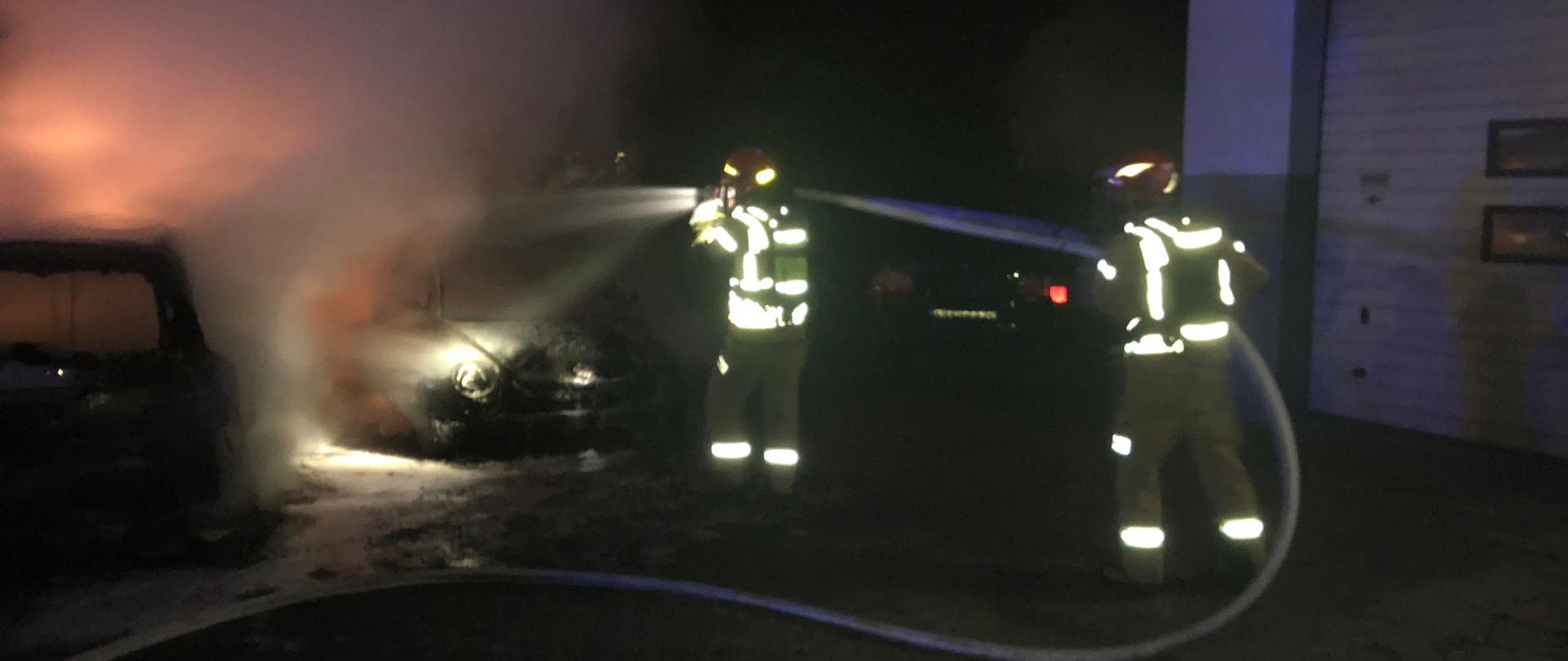 Nocny pożar samochodów na terenie warsztatu samochodowego