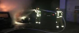 Nocny pożar samochodów na terenie warsztatu samochodowego