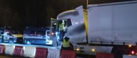 Kontrola ciężarówki zatrzymanej nocą do kontroli drogowej przez funkcjonariuszy lubuskiej Inspekcji Transportu Drogowego.