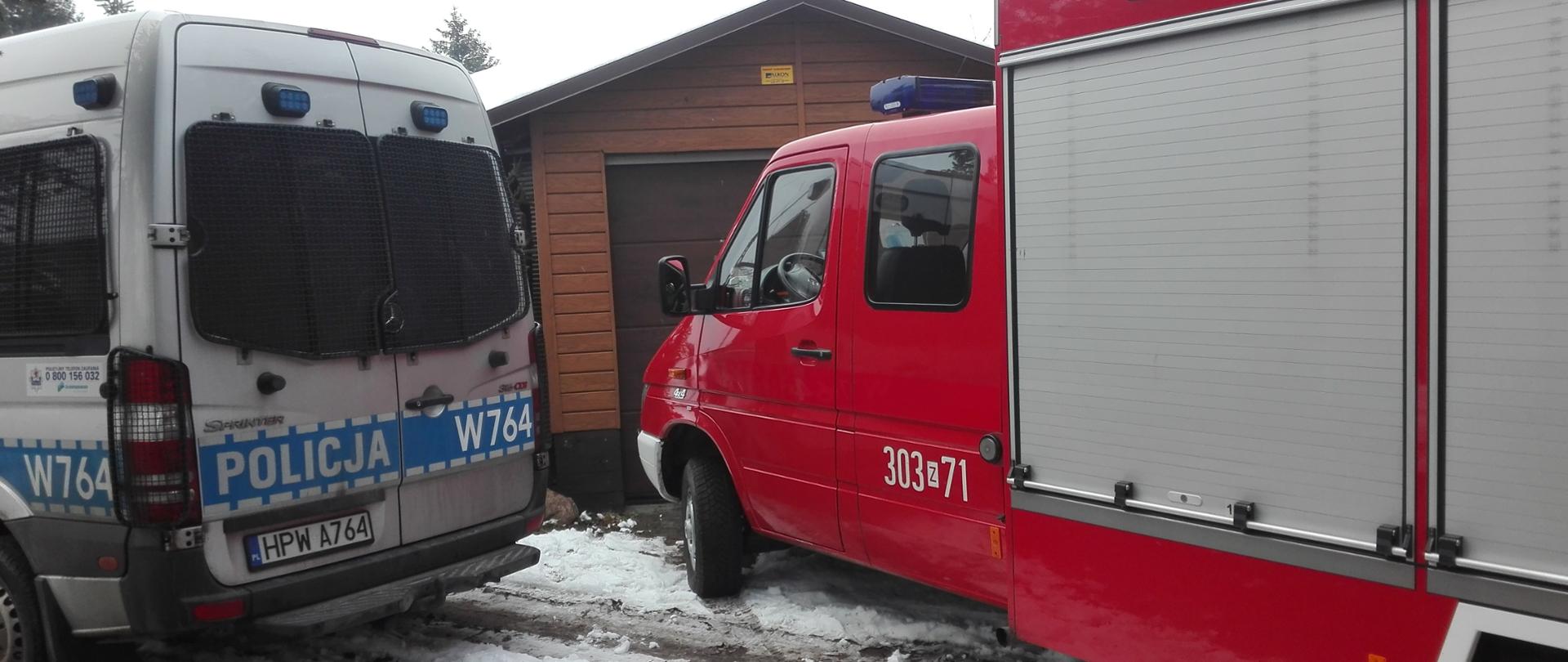 Na zdjęciu radiowóz policyjny oraz samochód ratownictwa wysokościowego 