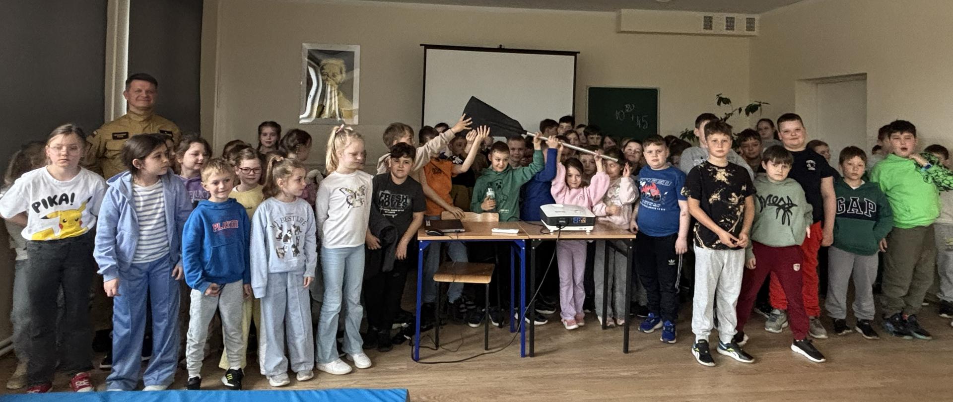 Dzieci słuchające prelekcji