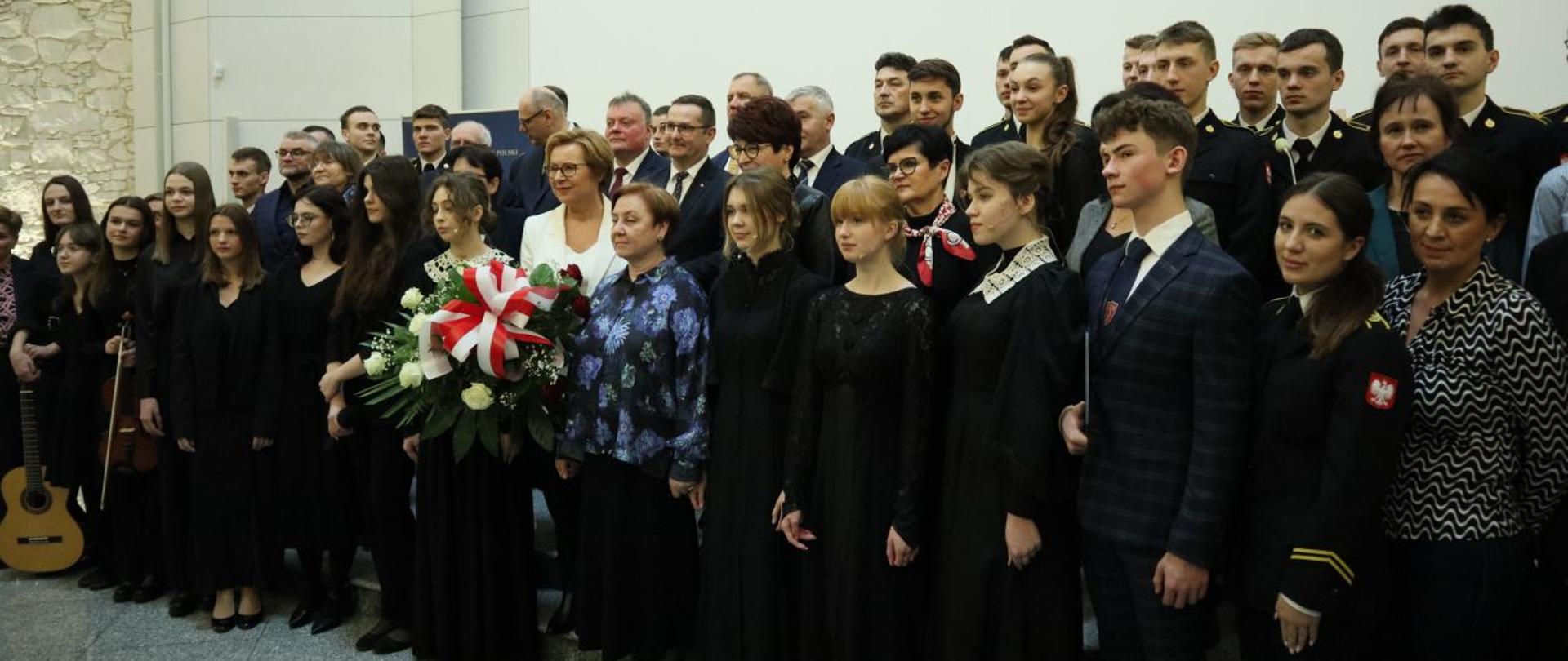 Grupowe zdjęcie uczestników i laureatów uroczystych obchodów 160. rocznicy Powstania Styczniowego w towarzystwie europosłanki Jadwigi Wiśniewskiej