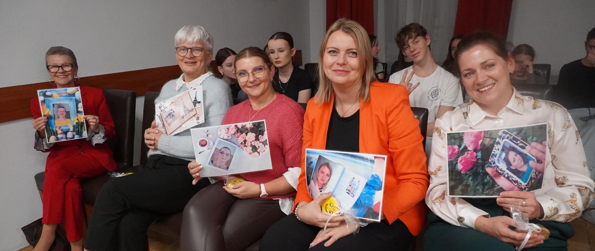 Wychowawczynie prezentują ozdobne zdjęcia i ciasteczka z emotikonkami. 