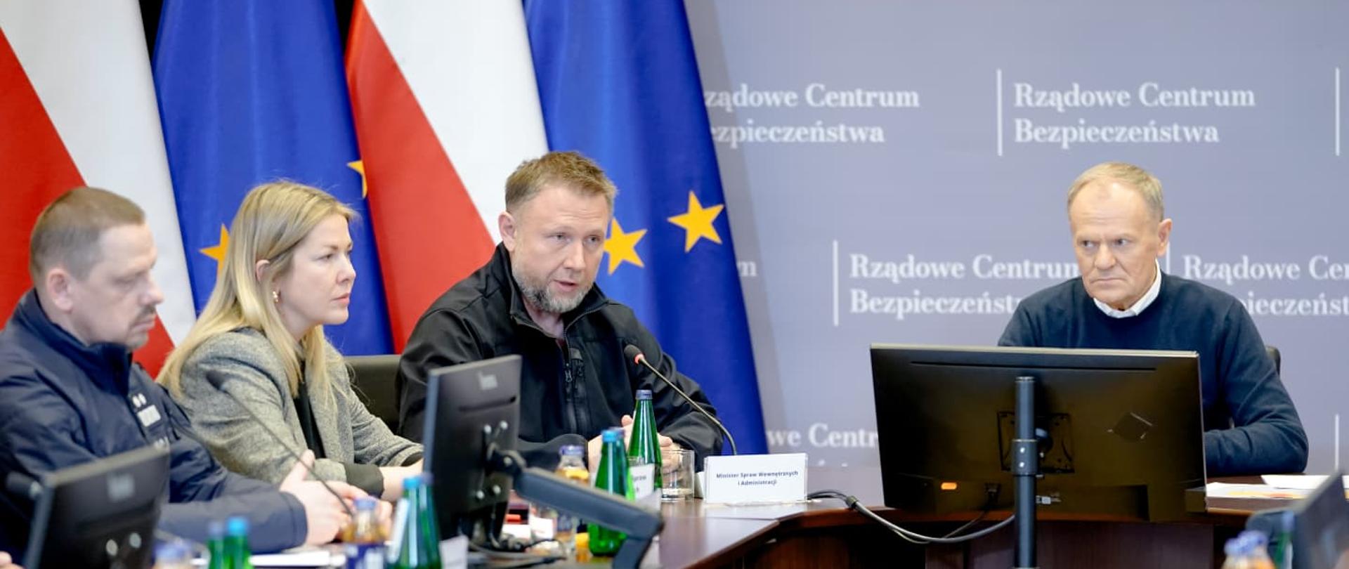 Minister Marcin Kierwiński i wiceminister Magdalena Roguska podczas sztabu kryzysowego z udziałem Premiera Donalda Tuska