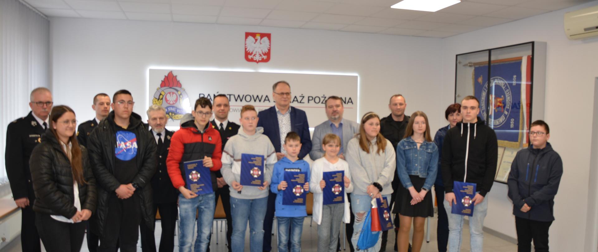 Zdjęcie grupowe laureatów eliminacji powiatowych wraz z opiekunami i organizatorami. 