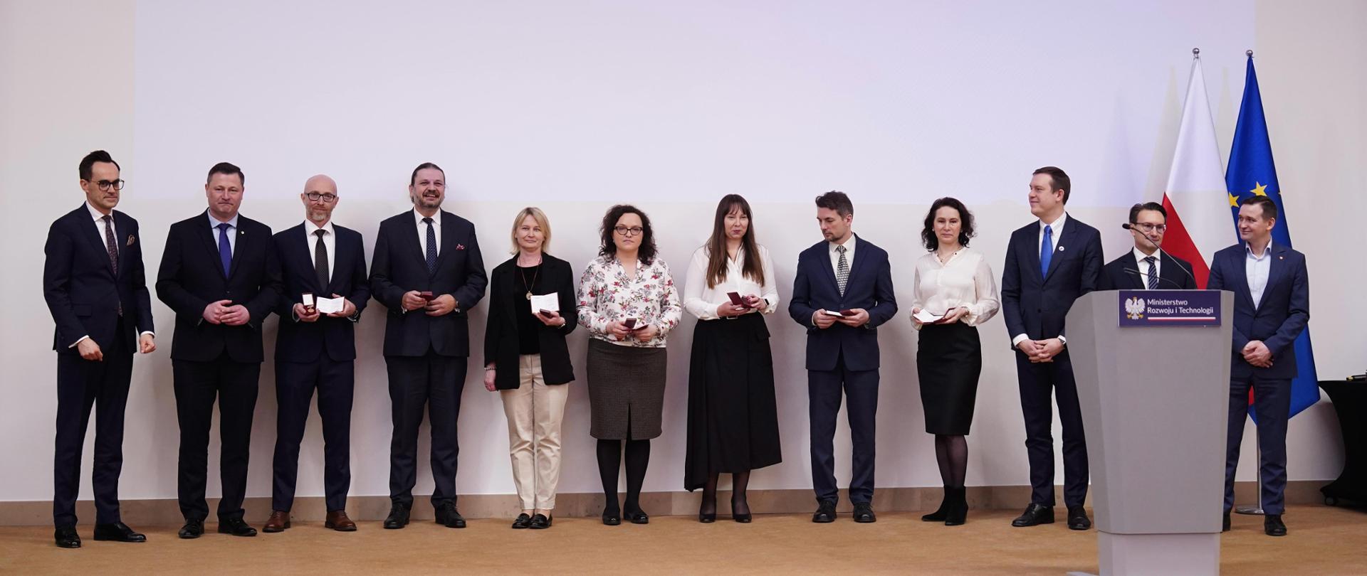 Minister Krzysztof Paszyk odznaczył pracowników MRiT zasłużonych dla rozwoju gospodarki RP oraz budownictwa