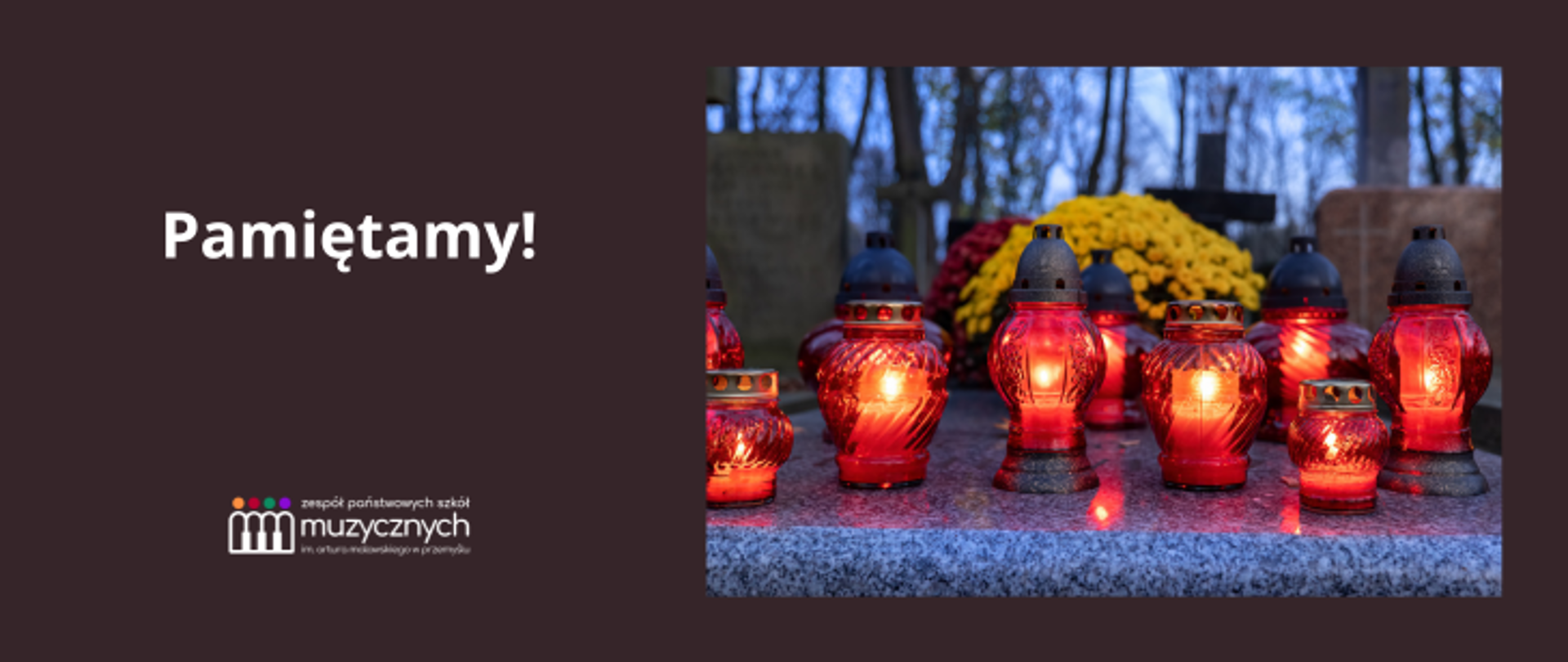 Na ciemnobrązowym tle z prawej strony znajduje się zdjęcie zniczy, ustawionych na grobowcu. Z lewej strony znajduje się napis: Pamiętamy! i logo szkoły.