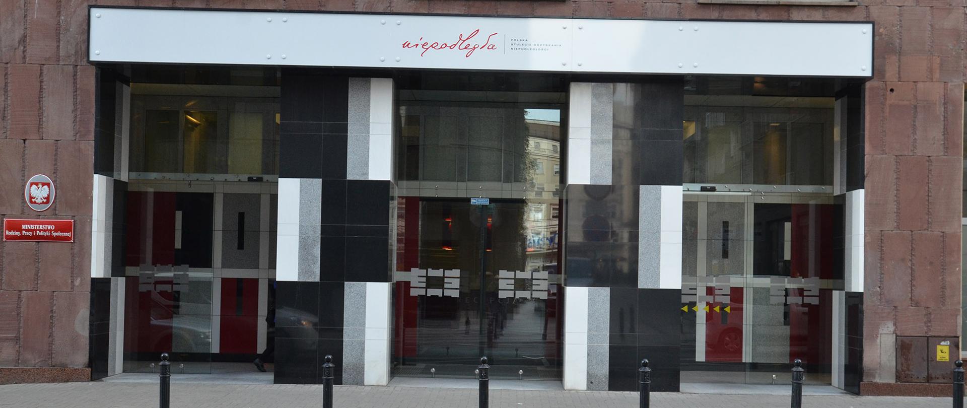 Wejście do Ministerstwa Rodziny, Pracy i Polityki Społecznej 