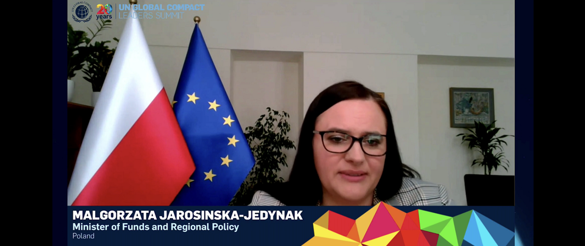 zdjęcie przedstawia panią minister w swoim gabinecie