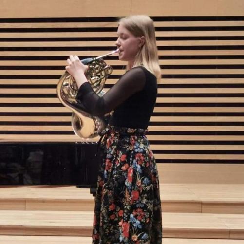 Uczennica grająca na waltorni w sali koncertowej PSM w Jastrzębiu-Zdroju