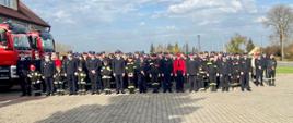 Zdjęcie grupowe strażaków ochotników, członków mdp oraz zaproszonych gości