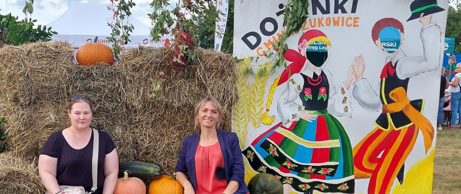 Inspektorzy Oddziału w Głogowie siedzący na dekoracyjnych snopkach siana