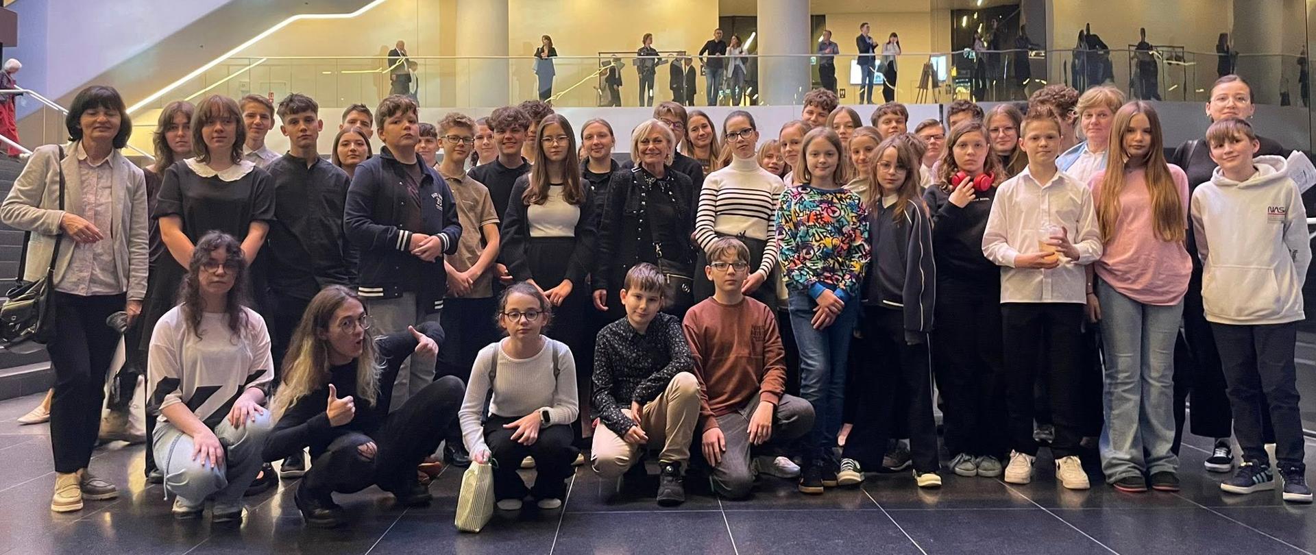 Zdjęcie grupowe we foyer NFM we Wrocławiu.