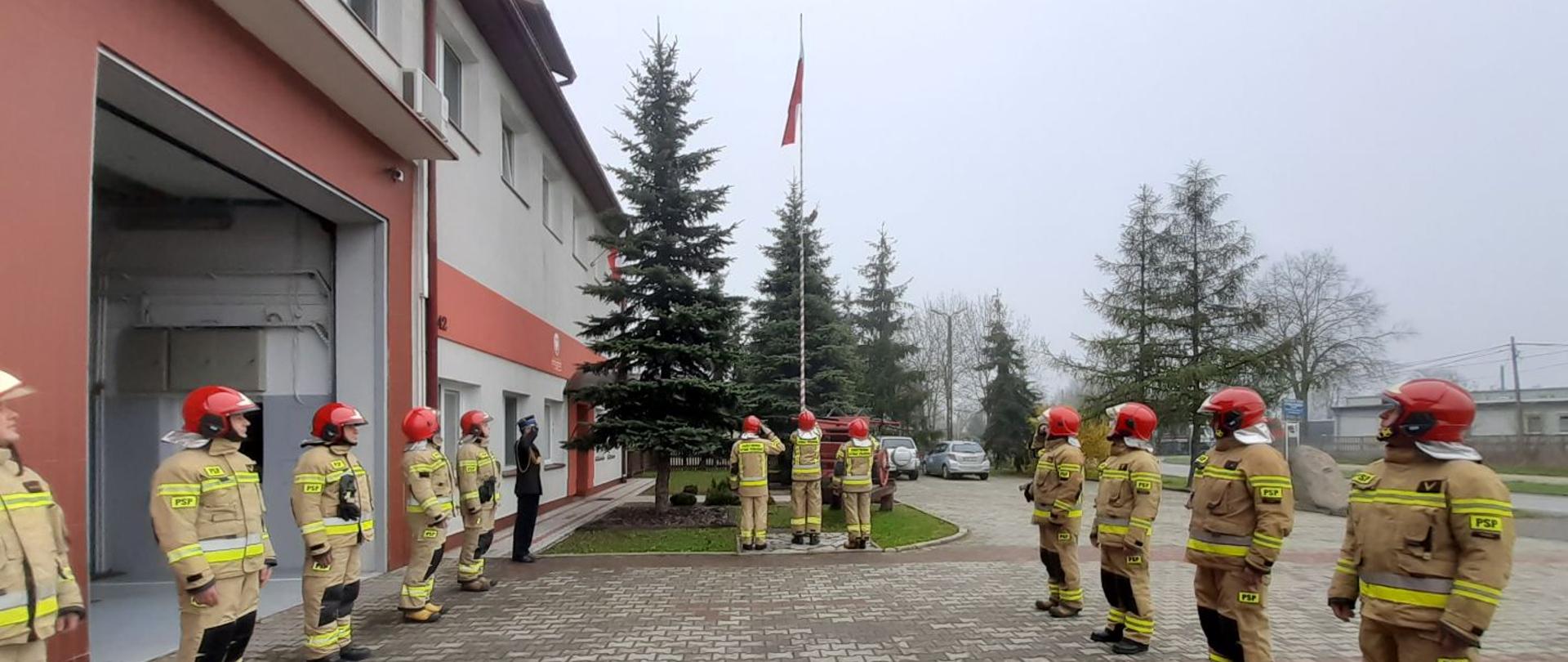 strażacy z Niska w trakcie uroczystego podniesienia flagi państwowej na maszt