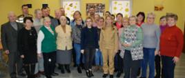 Zdjęcie grupowe uczestników spotkania i strażaków 