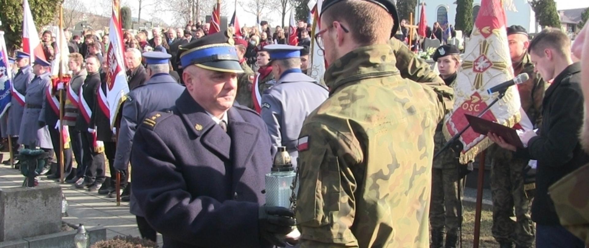 z-ca komendanta powiatowego PSP bryg. Pawlik Tomasz przekazujący znicz