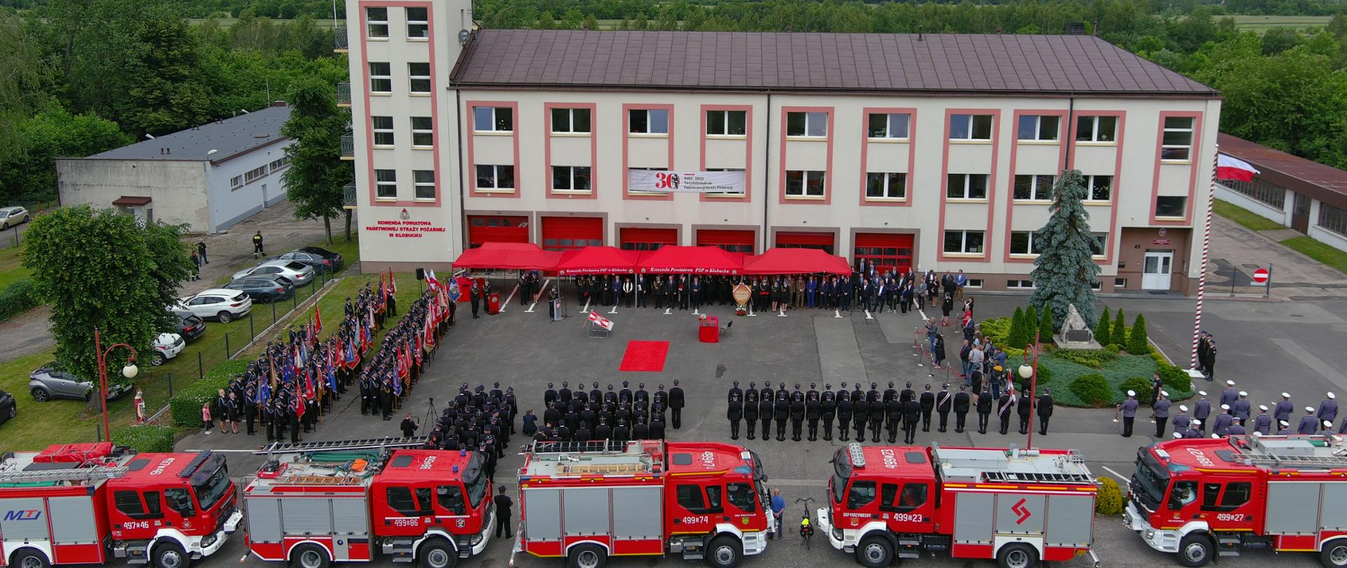 Zdjęcie przedstawia uroczyste Obchody Dnia Strażaka oraz nadanie sztandaru Komendzie Powiatowej Państwowej Straży Pożarnej w Kłobucku